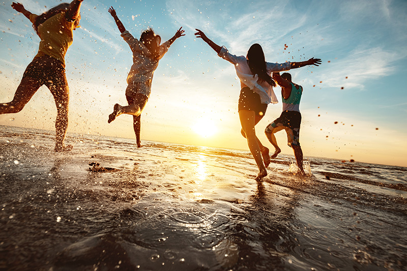 Jugendliche tanzend am Strand
